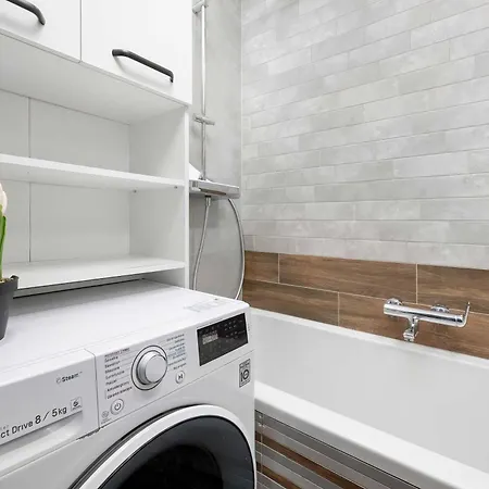 Modern In With Air Conditioning By Renters Appartamento